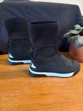 AMAZING! Women’s North Face Black Sierra Knit Waterproof Boots, size 7